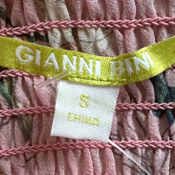 Gianni Bini Smocked Stacey Print Top Pink Floral Size Small NWT Feminine Summer - Picture 5 of 11